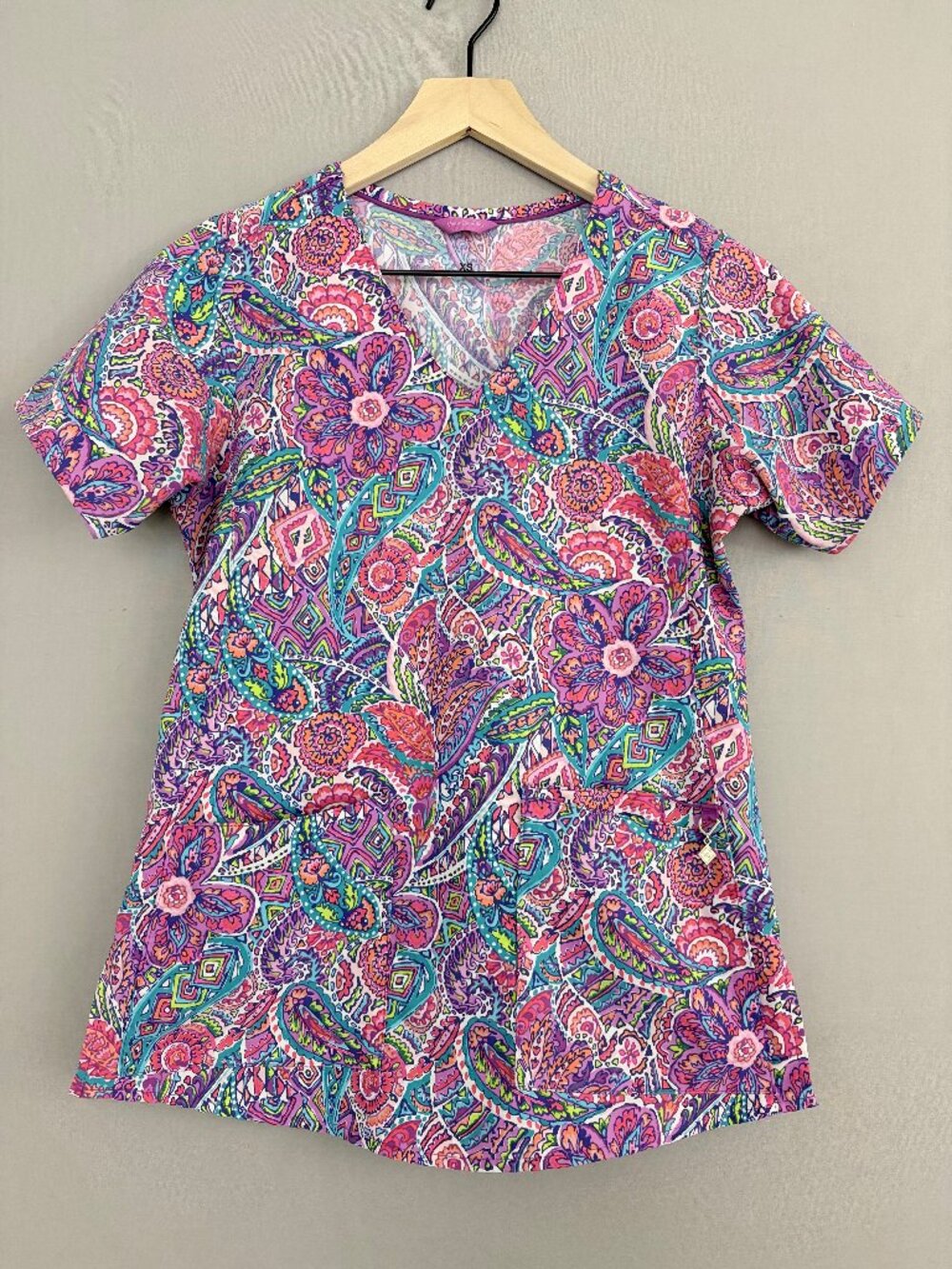 Vera Bradley Scrub Top XS Pink Purple Paisley Floral V Neck Medical Nurse Unifor